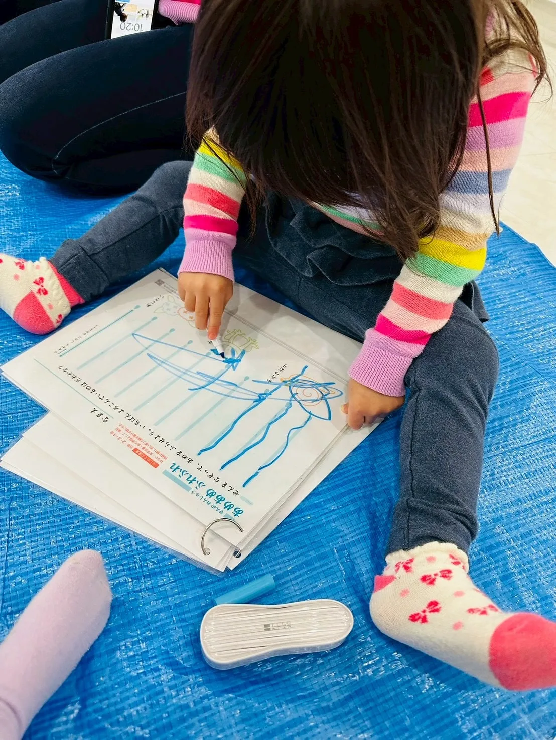 こども花育で本物の花に触れる子どもたち